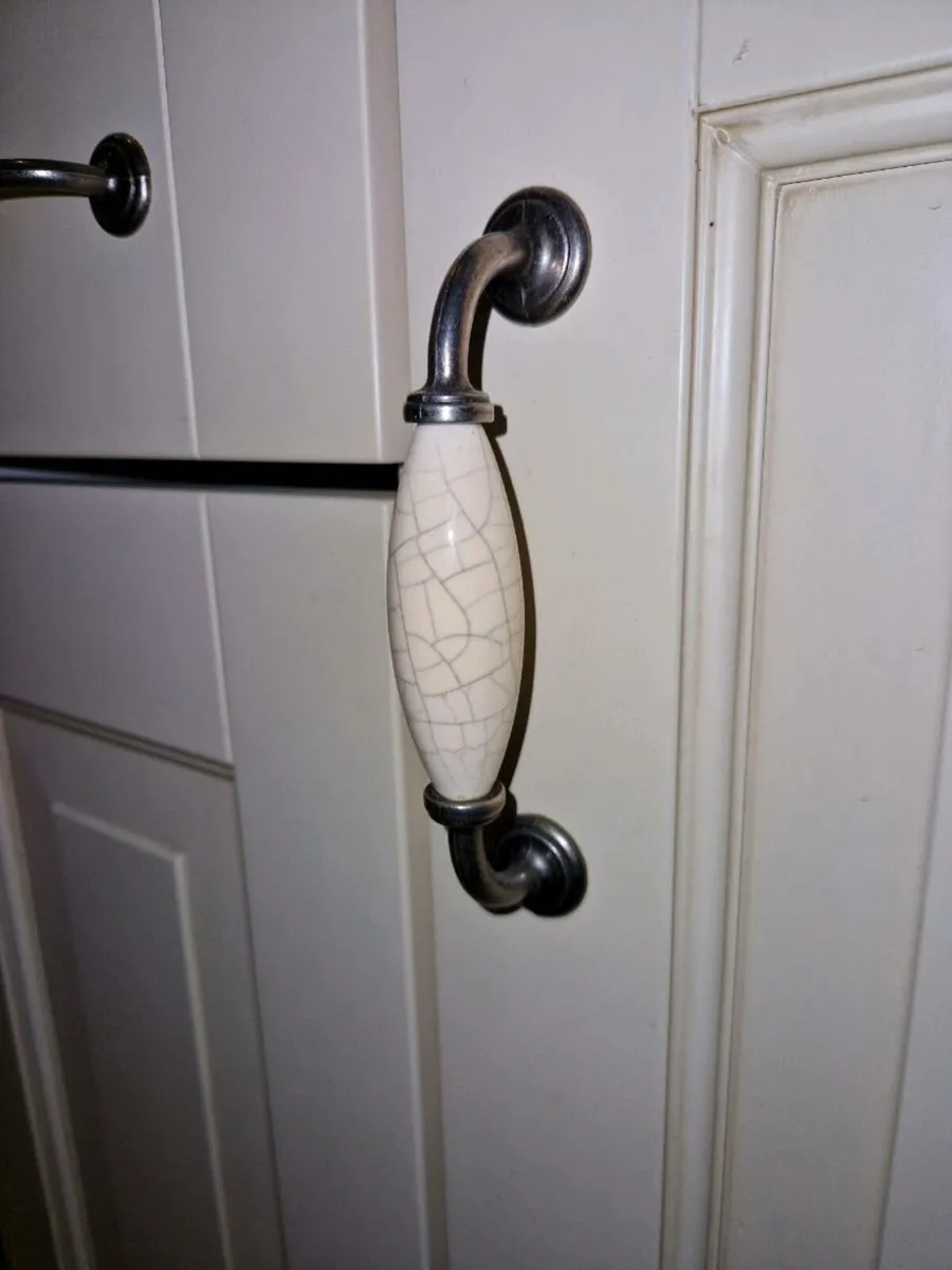 Kitchen handles - Image 1