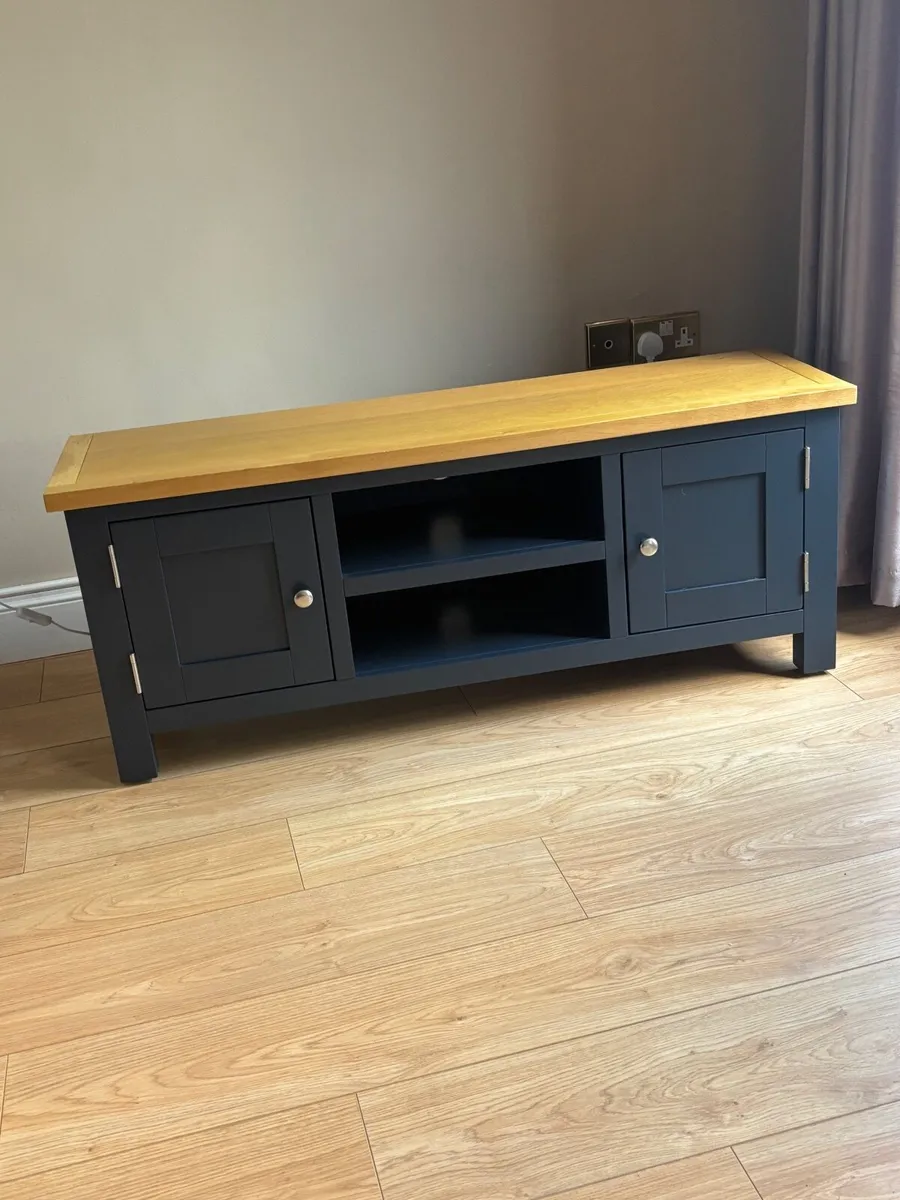 TV stand - Image 1