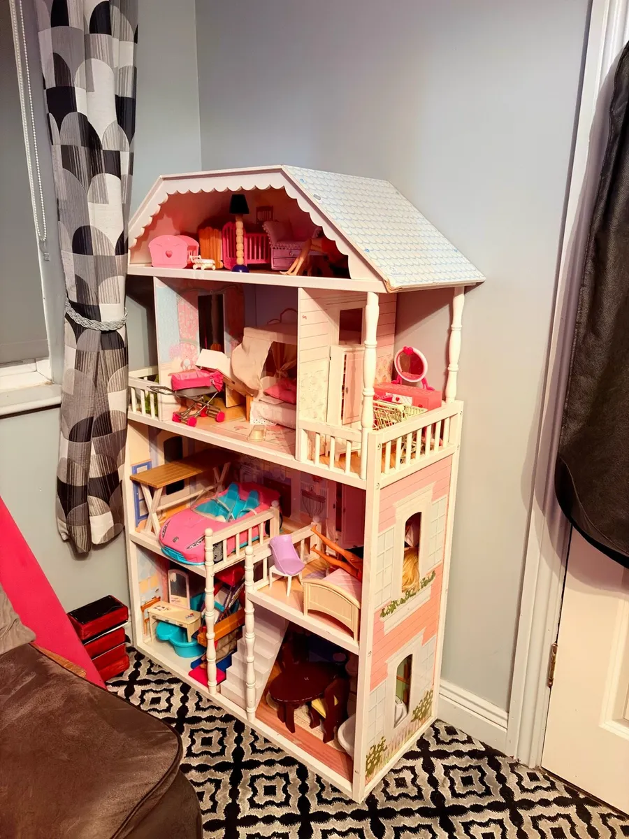 Barbie house including all accessories - Image 1
