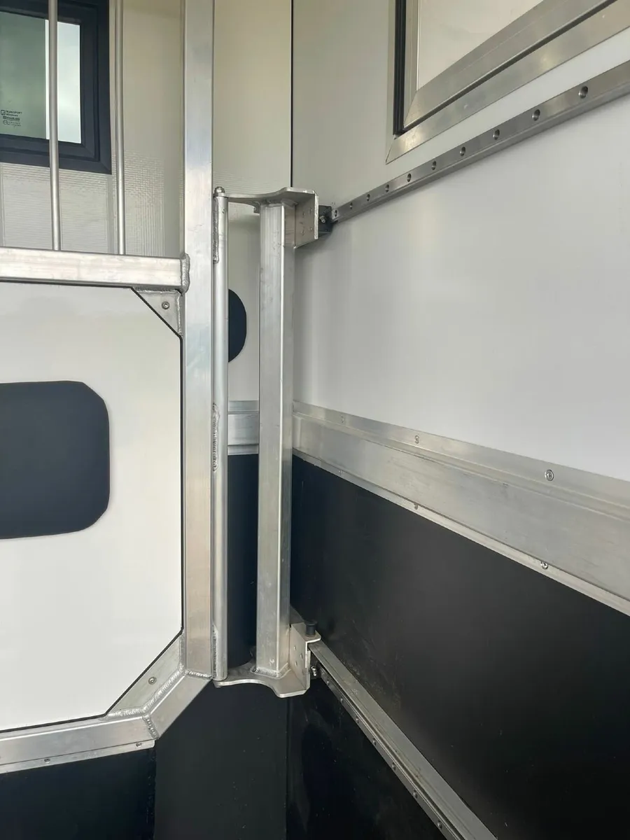 202 Renault Master 2 Horse Van - Image 2