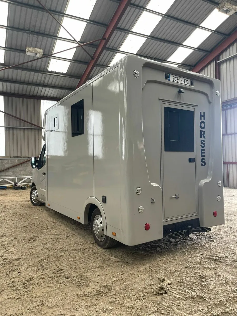 202 Renault Master 2 Horse Van - Image 3