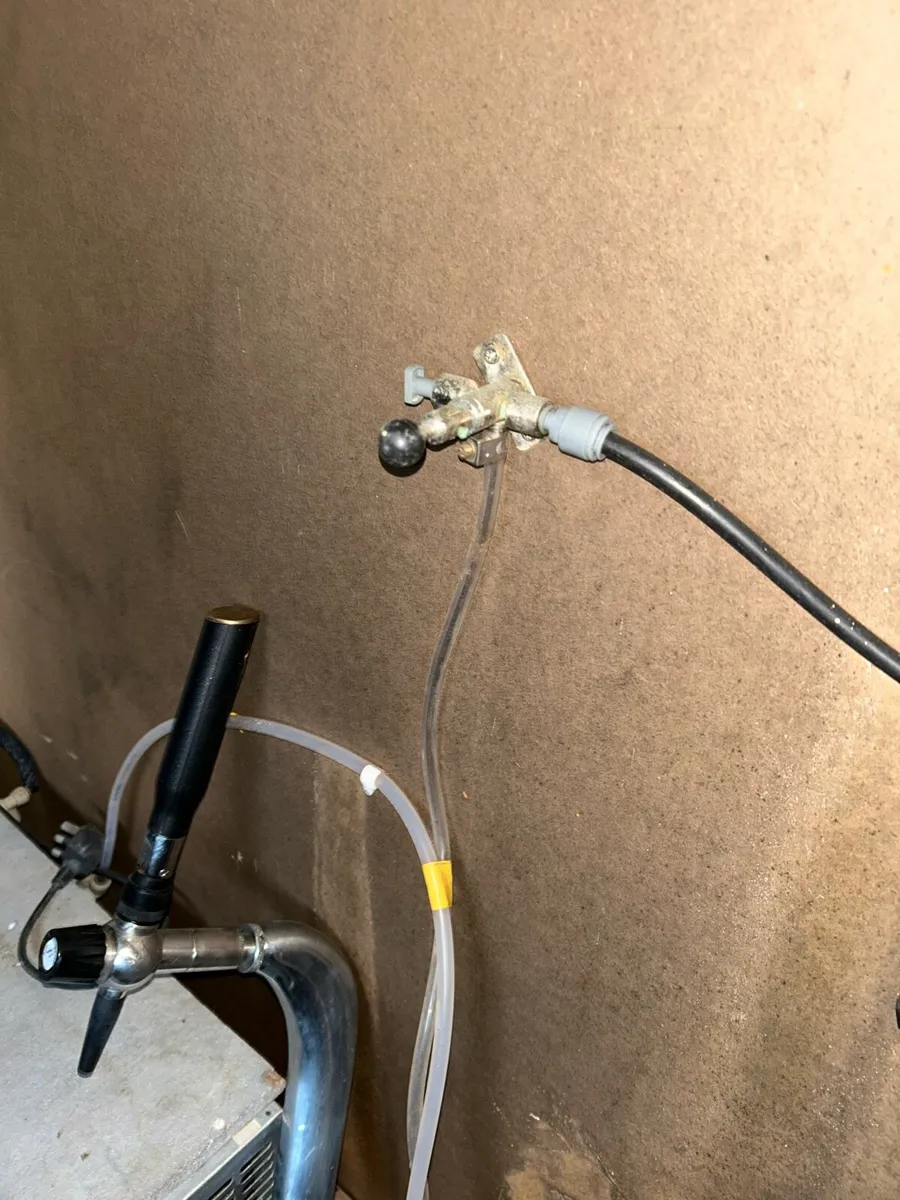 Beer cooler and tap - Image 4