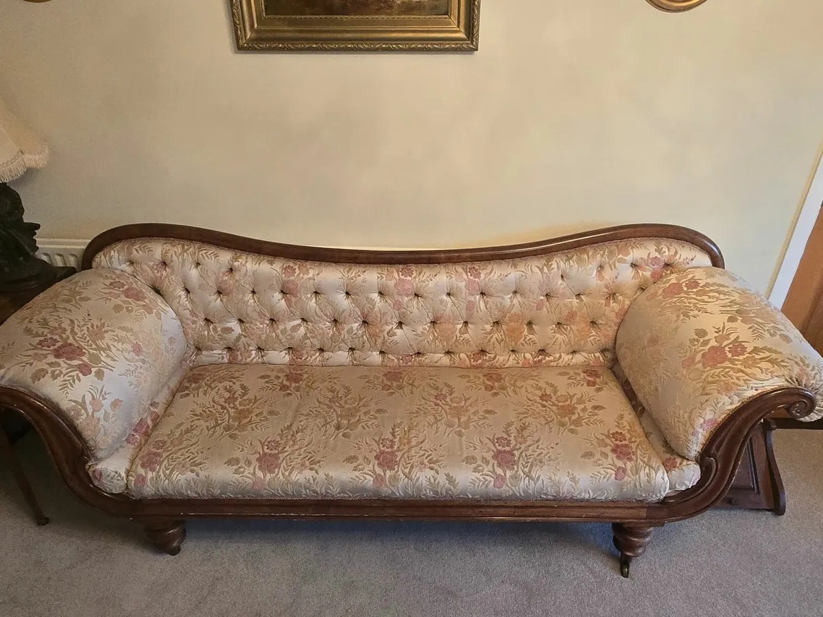 Antique chaise lounge with matching chairs - Image 1