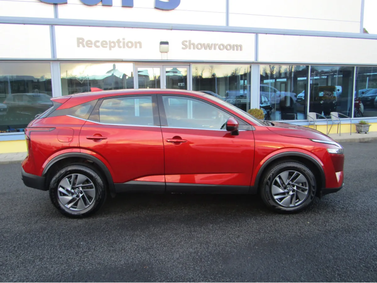Nissan Qashqai ACENTA PREMIUM DIG-T **LOW KMS** - Image 3