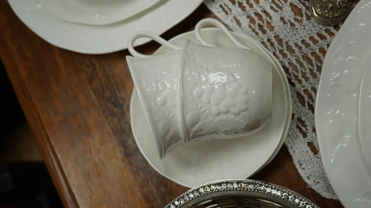 Wedgwood Bone China dinner service_Strawberry & Vi - Image 3