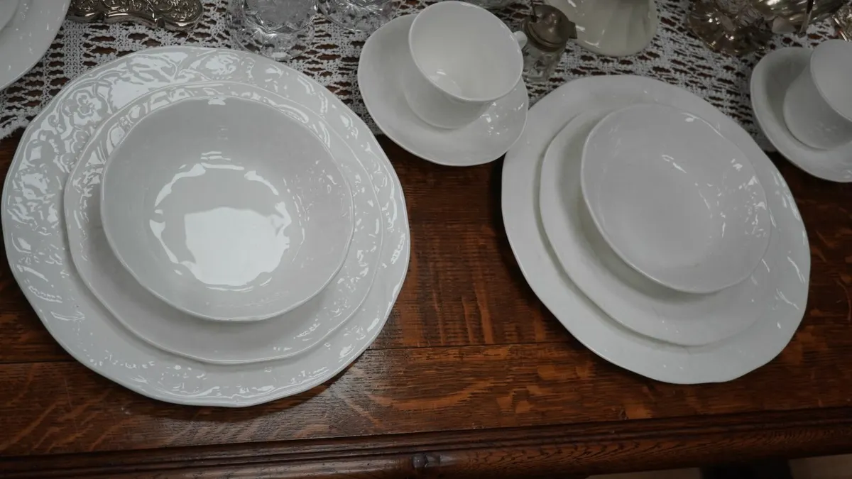 Wedgwood Bone China dinner service_Strawberry & Vi - Image 4