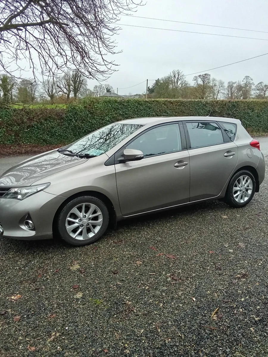Toyota Auris 2014 - Image 2