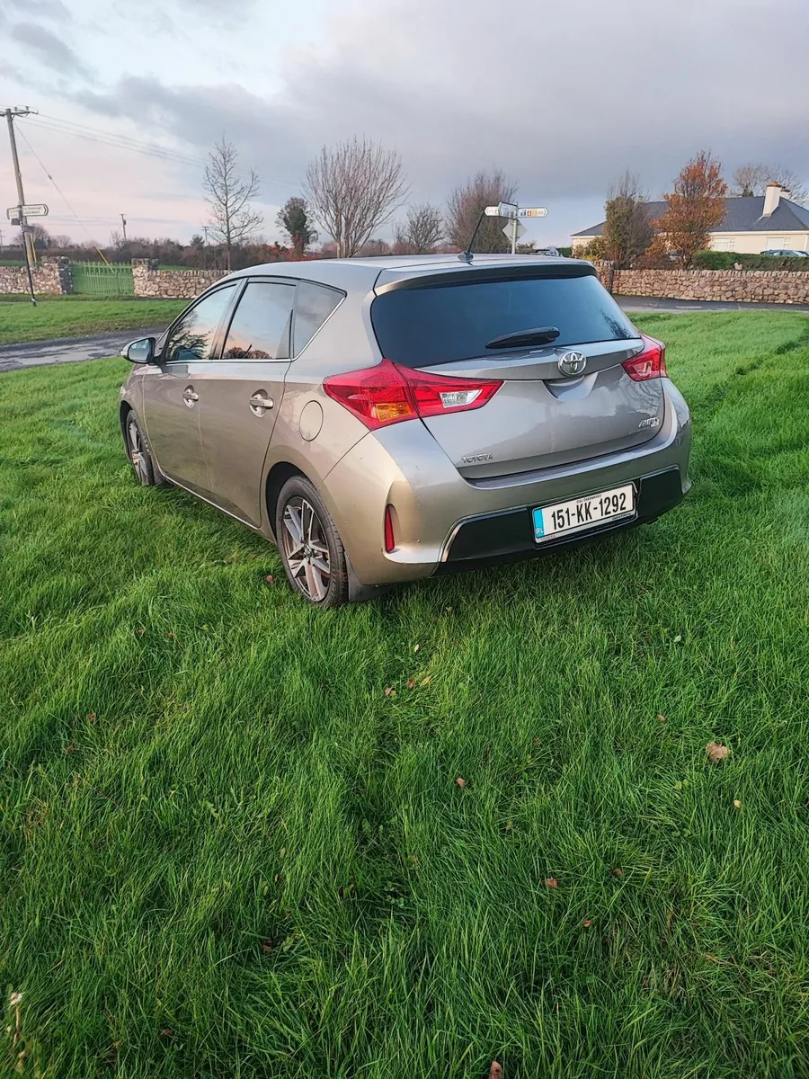 Toyota Auris 2015 - Image 2