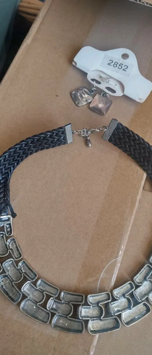 New set necklace and earrings - Image 2