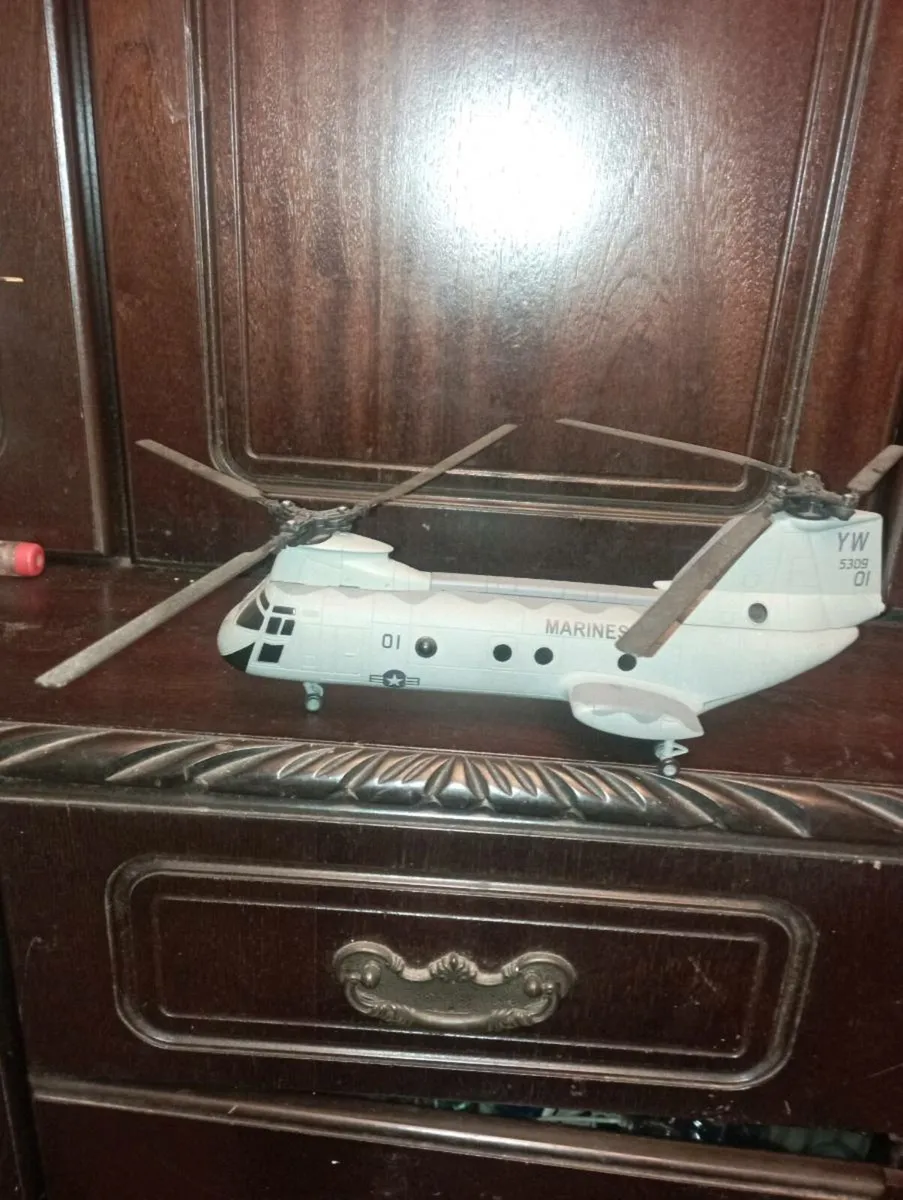 NEW  RAY SKY PLOT  BOEING CH -46  SEE KNIGHT - Image 1