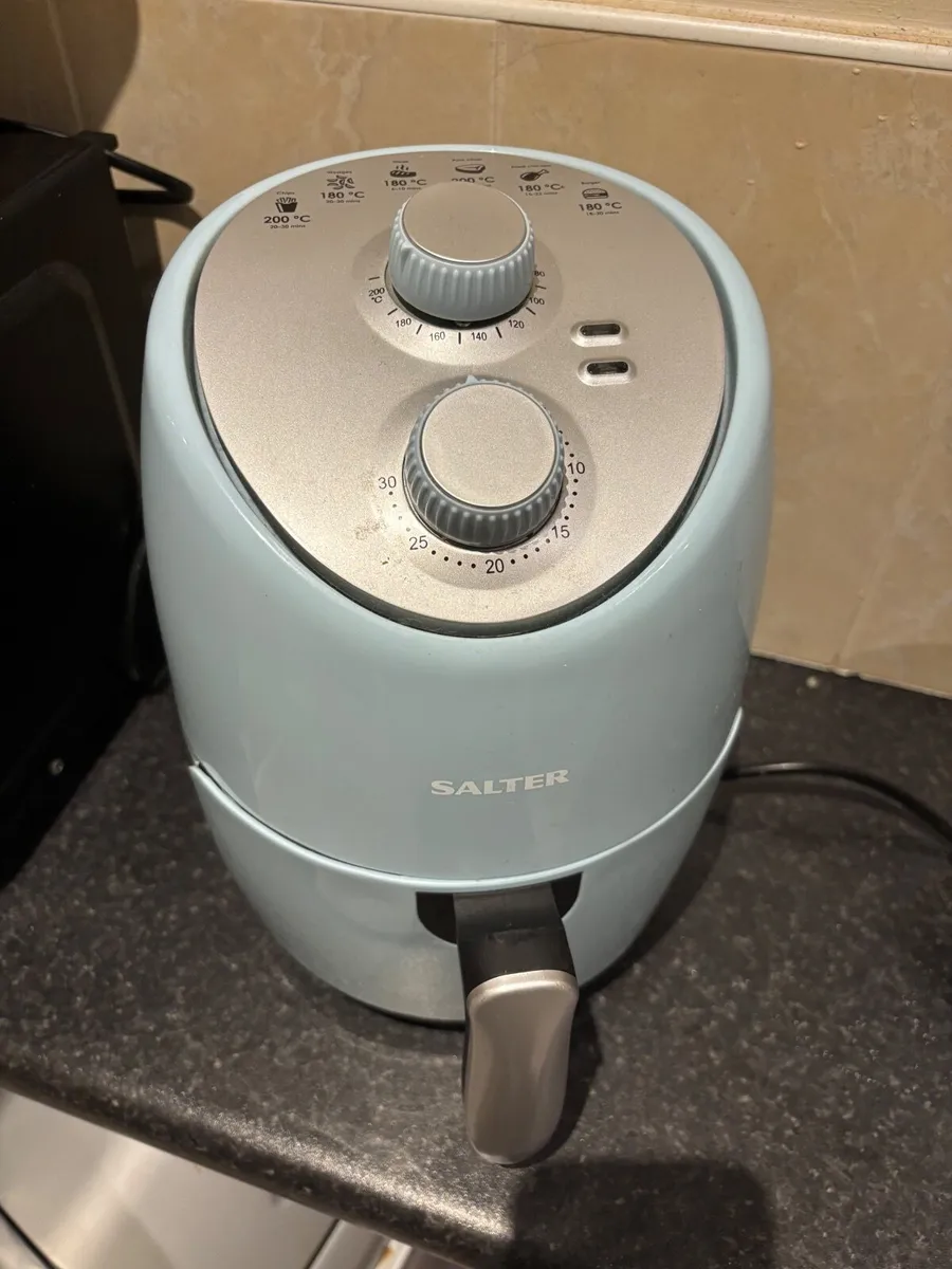 Salter air fryer - 2l **Reserved** - Image 1