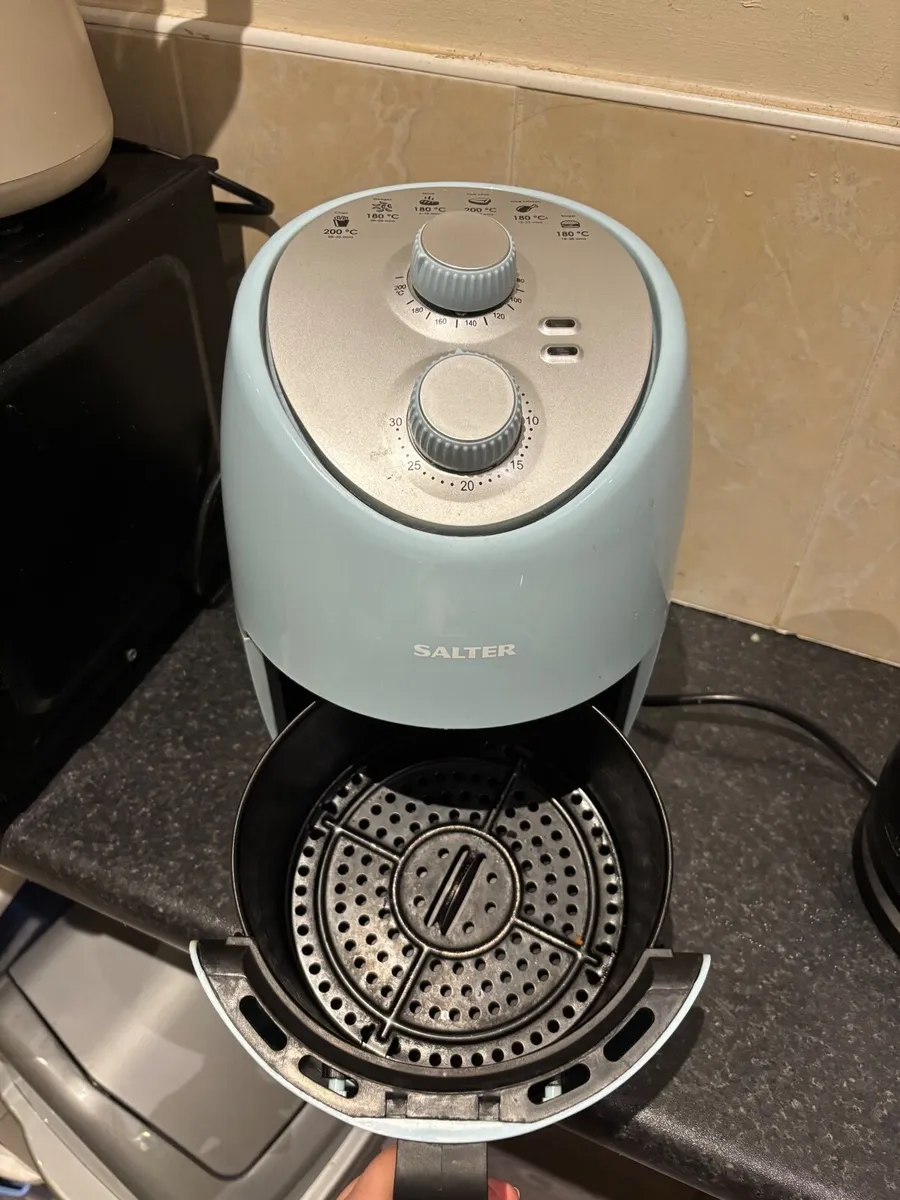 Salter air fryer - 2l **Reserved** - Image 2