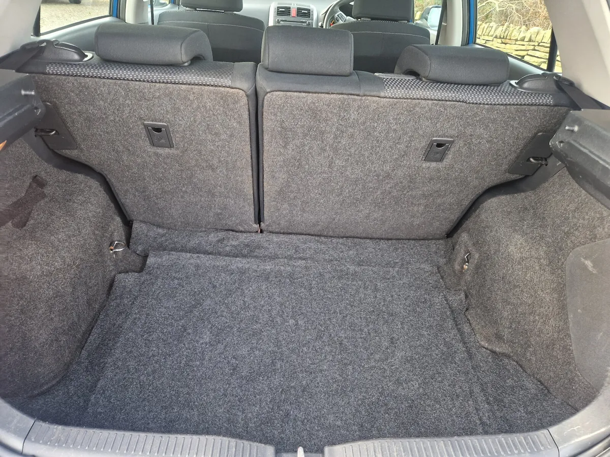 Toyota Auris 2011 - Image 4