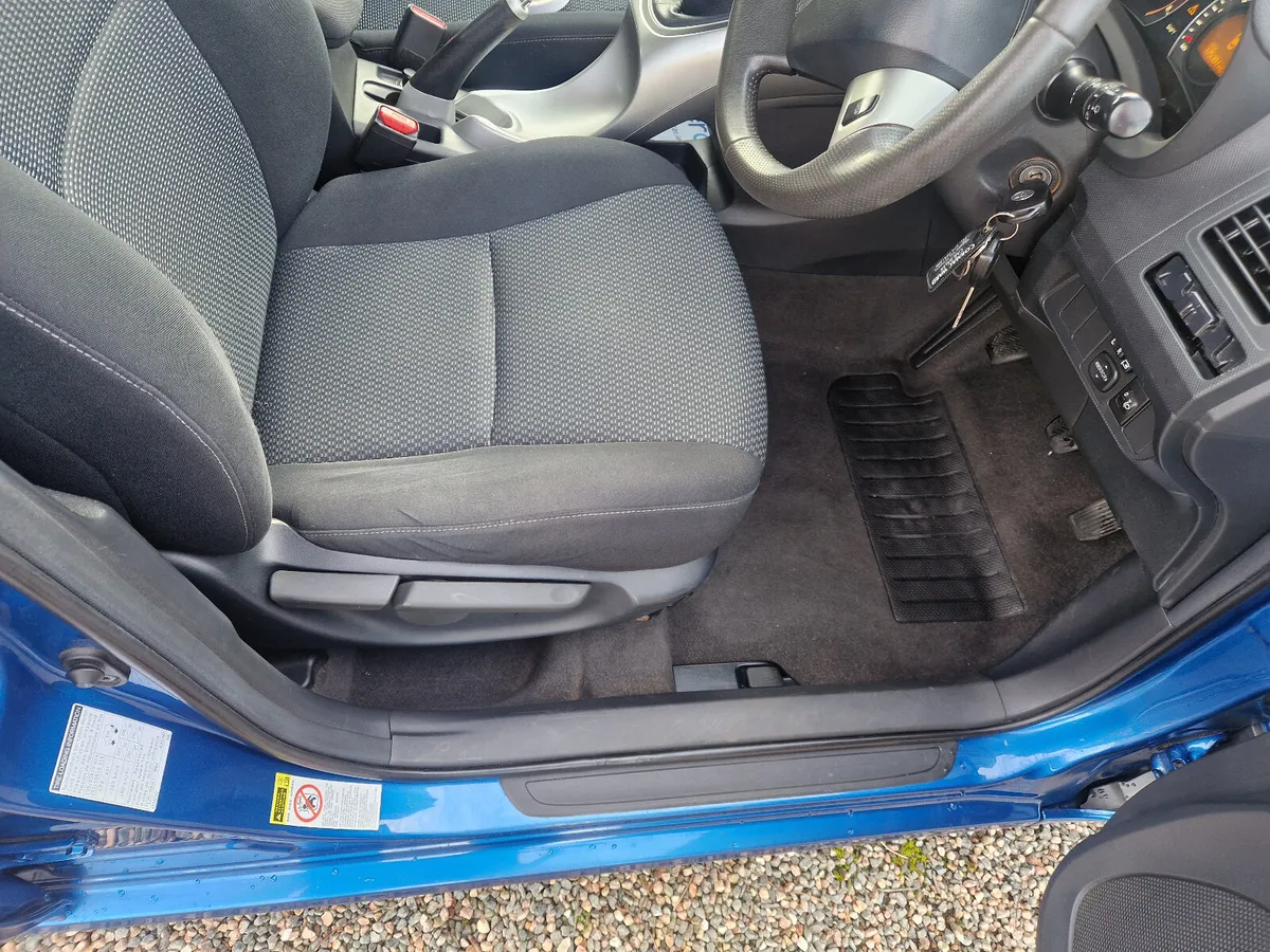 Toyota Auris 2011 - Image 3