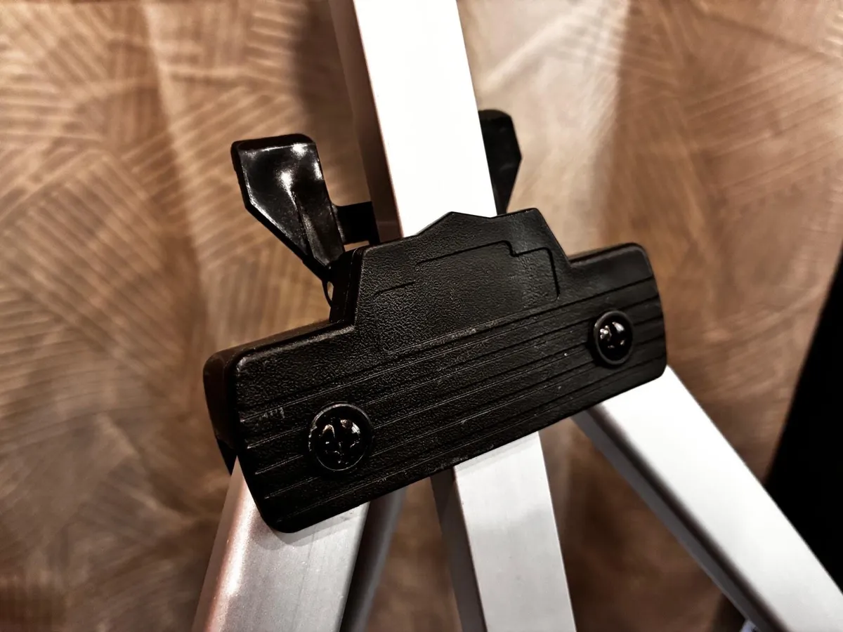 Easel adjustable for table or full size. - Image 1