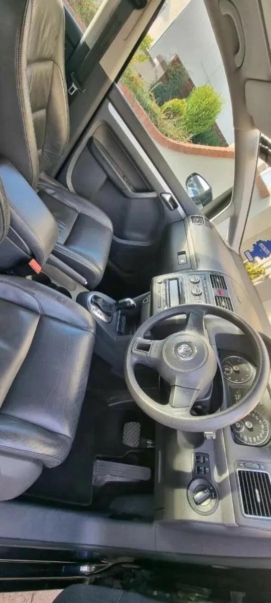 Volkswagen Touran 2013 - Image 2