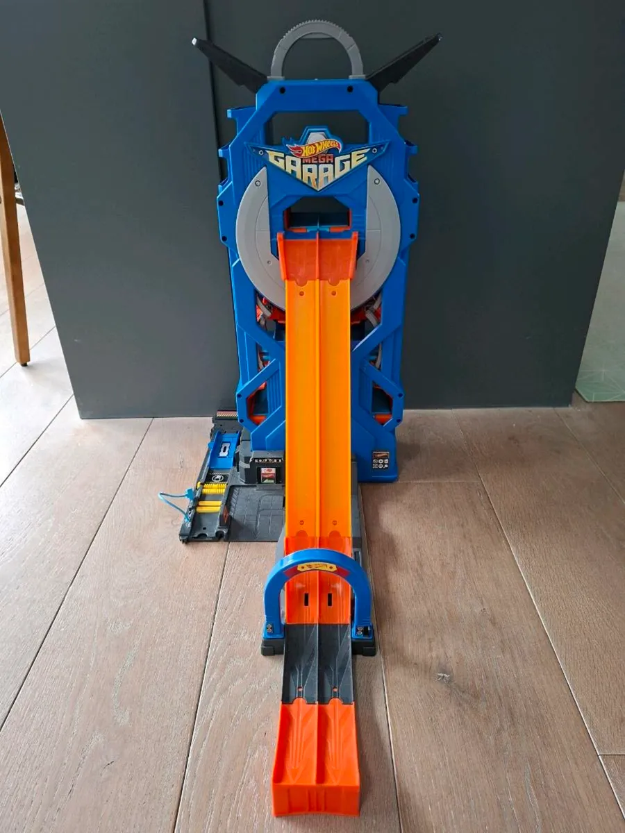 Hot Wheels Mega Garage - Image 1