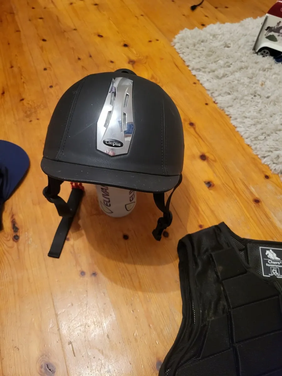Equestrian Body protector and helmet +2  covers - Image 1