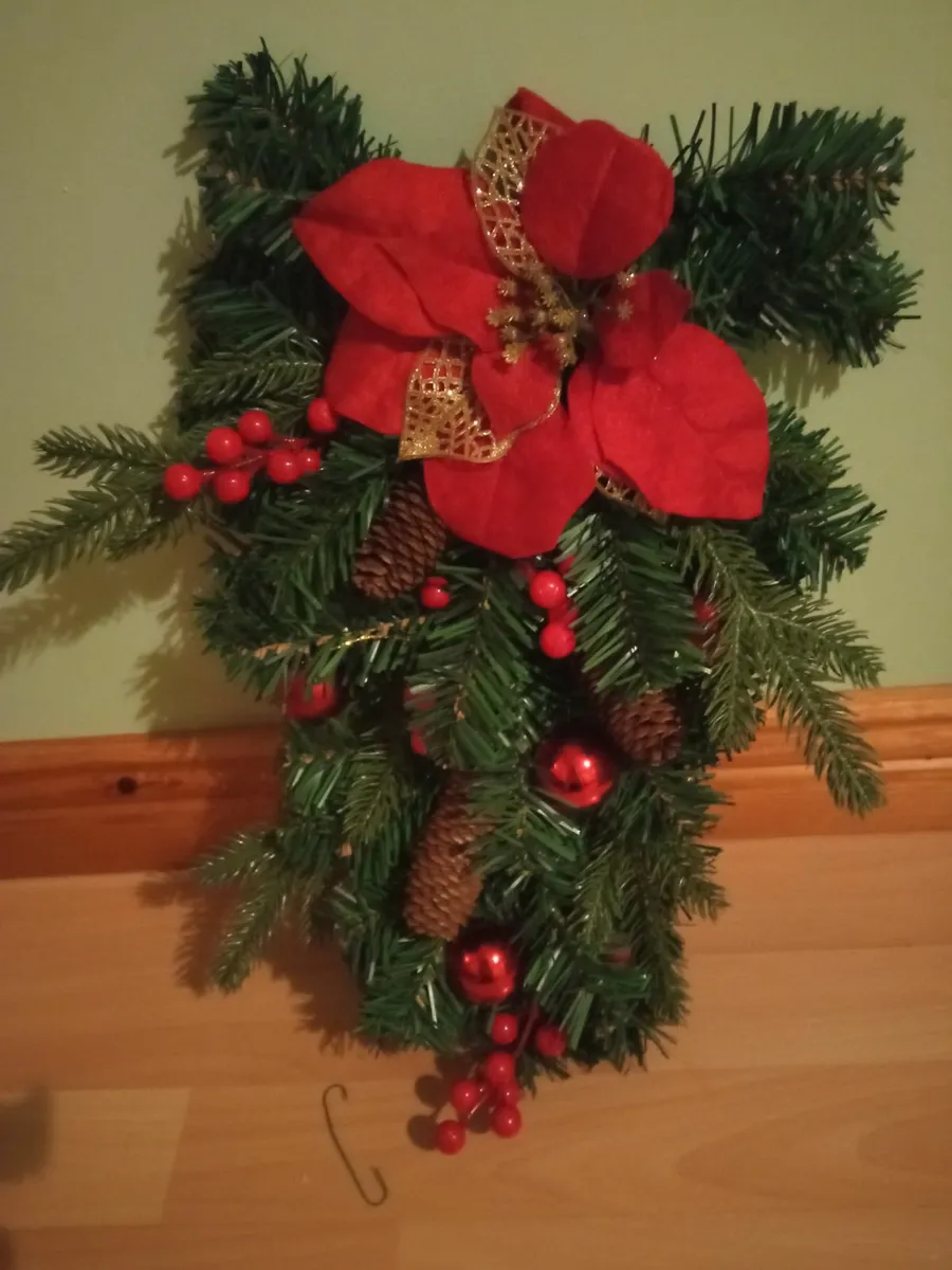 Hanging up Wreath - Image 1