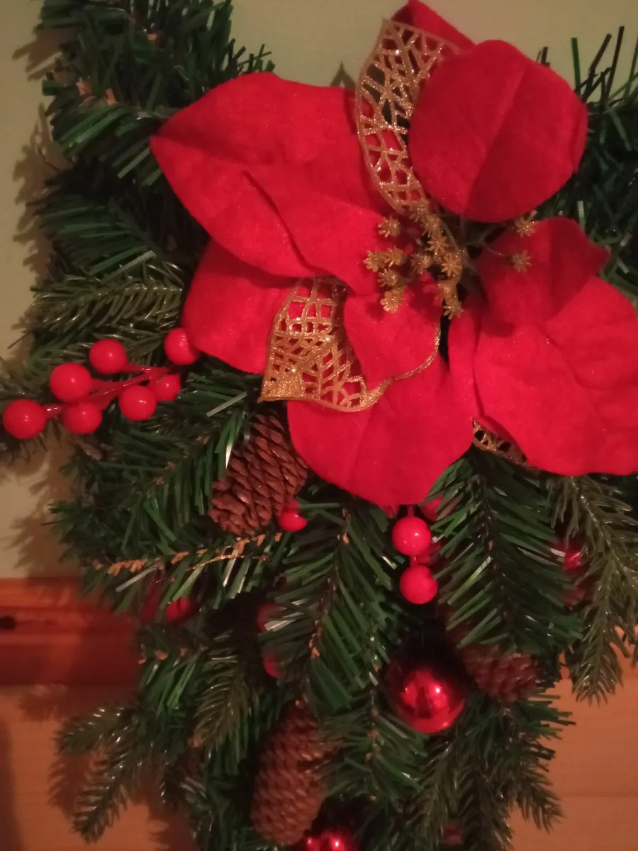 Hanging up Wreath - Image 2