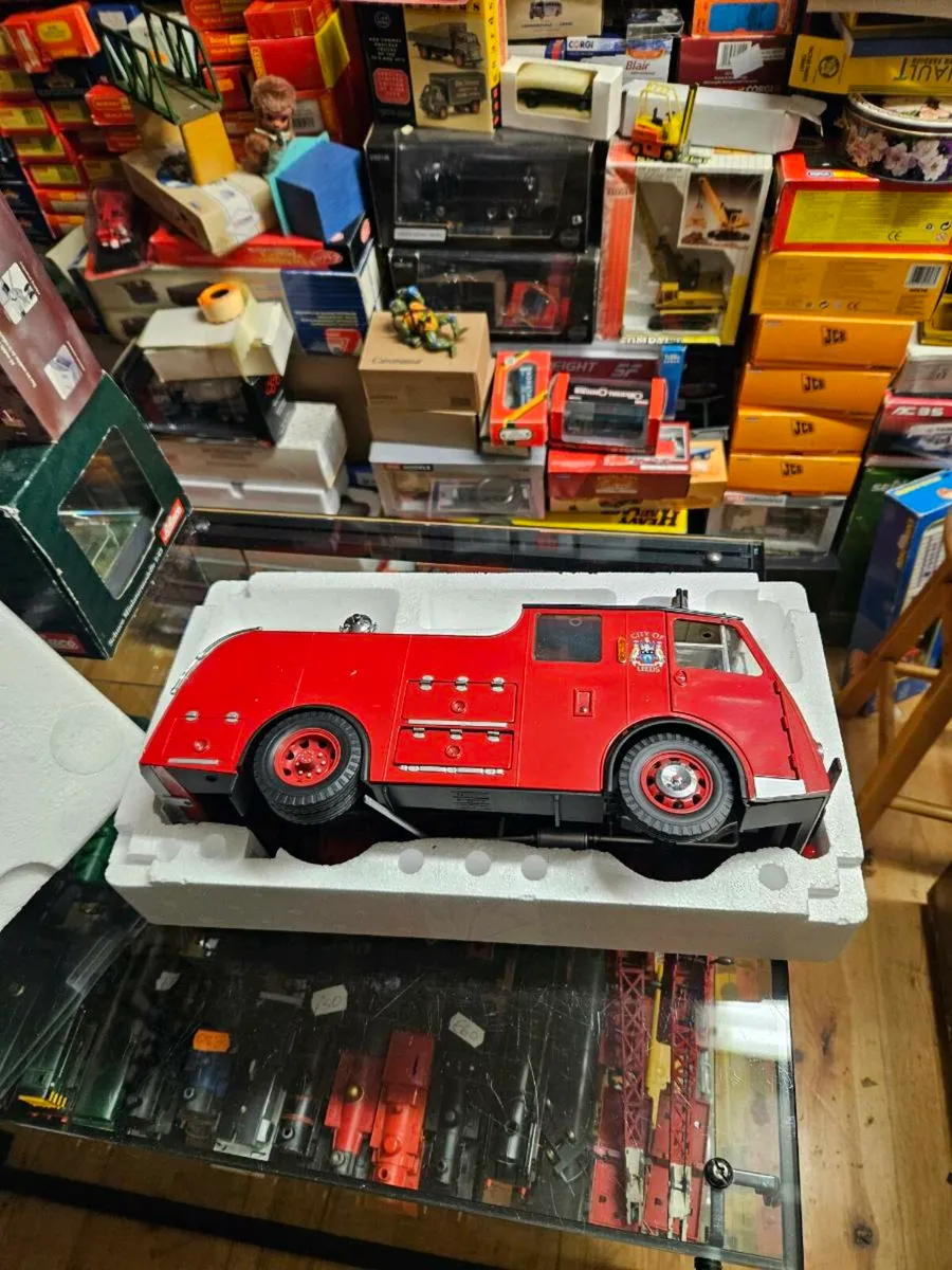Corgi Fire Engine 1:18 - Image 1