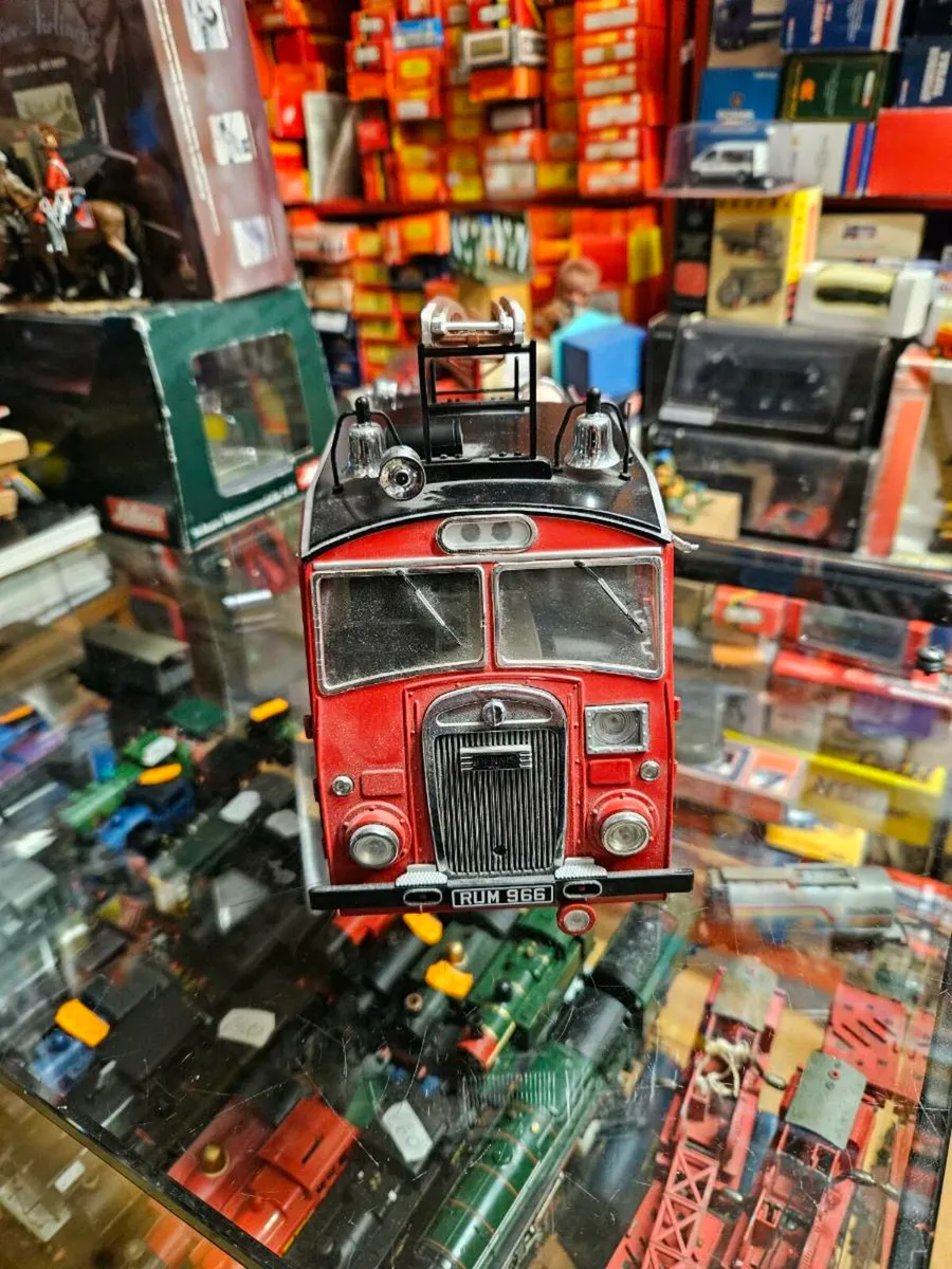 Corgi Fire Engine 1:18 - Image 3