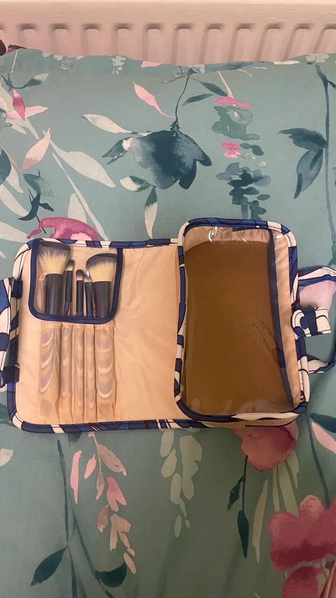 New make up brushes - Image 1