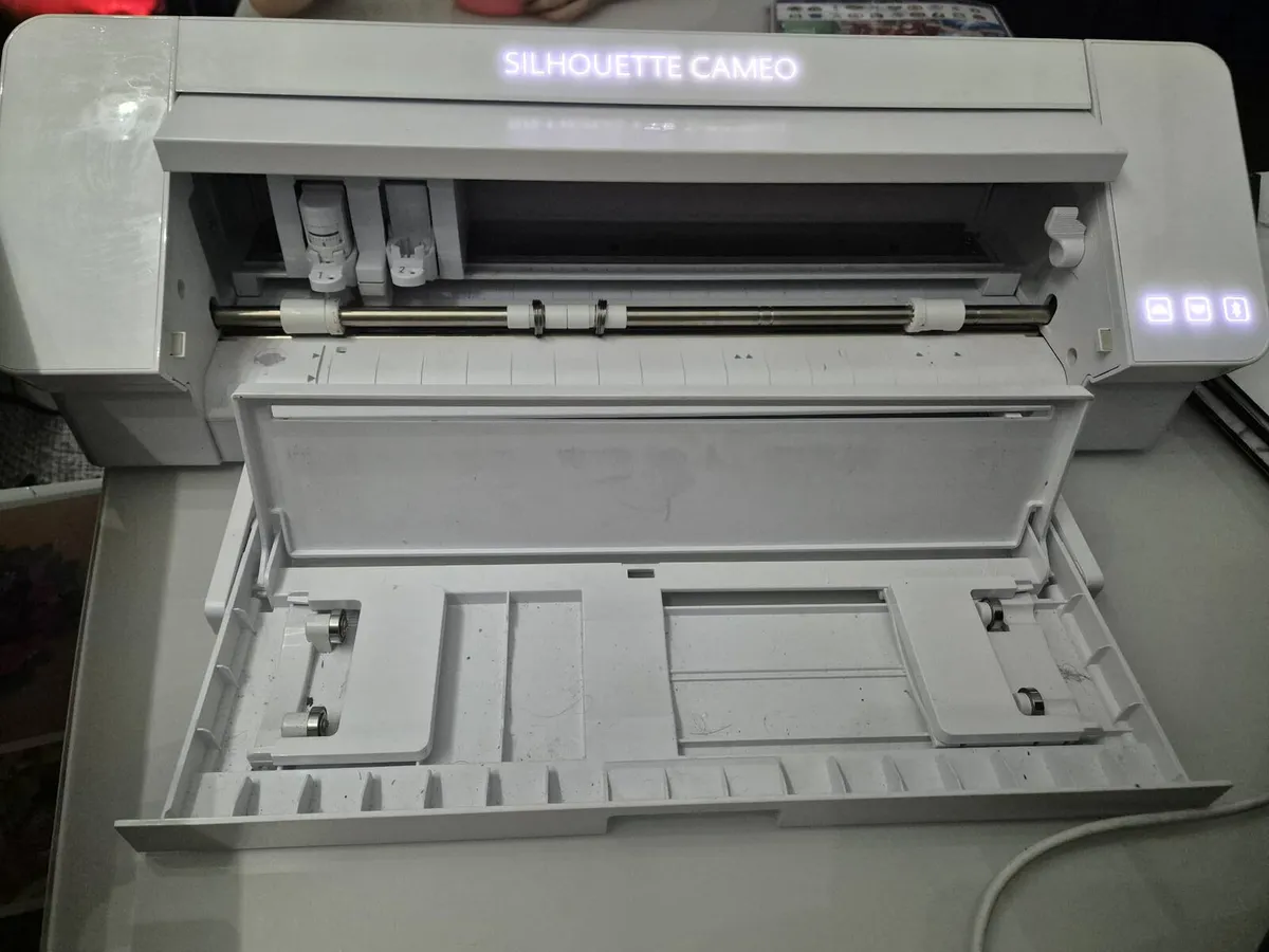 Silhouette cameo 4 - Image 1