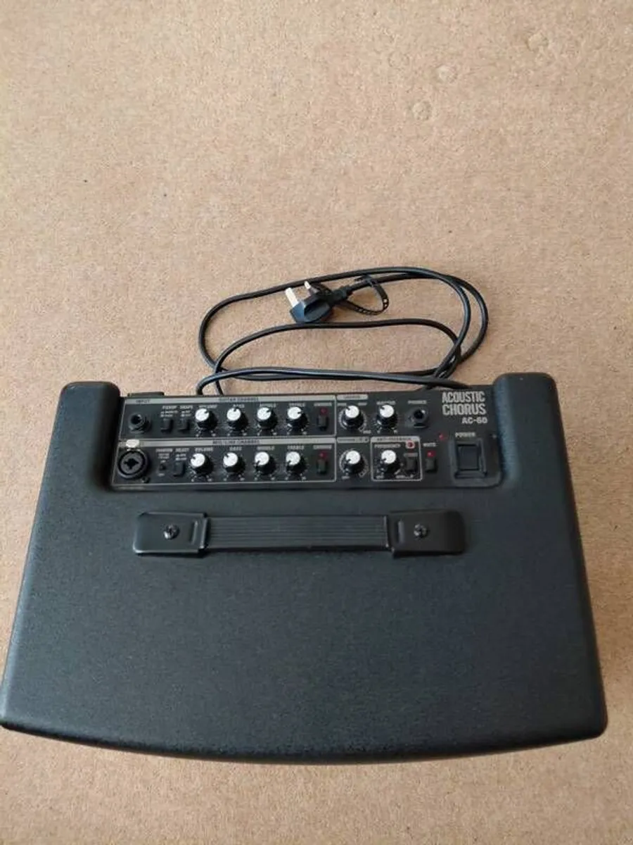 Roland AC60 Guitar Amplifier - Image 4