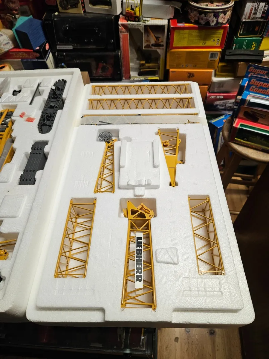 Corgi Conrad Liebherr 1280 Crawler Crane - Image 4