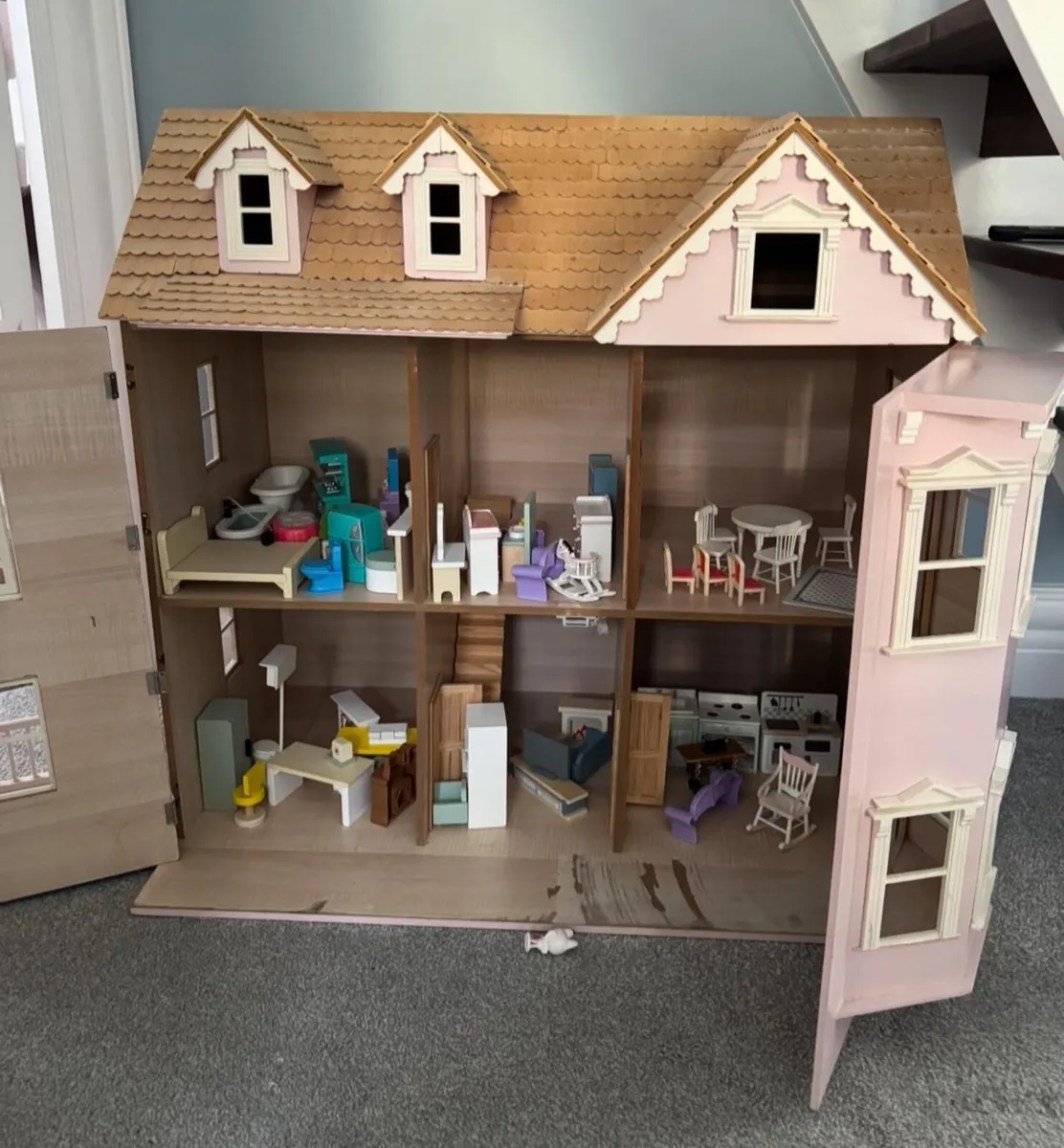 Solid timber dolls house - Image 1