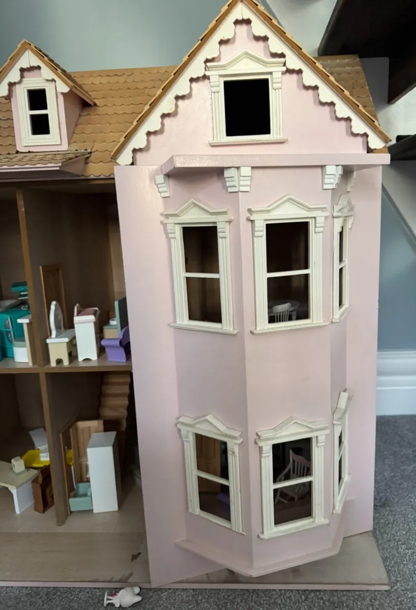 Solid timber dolls house - Image 2