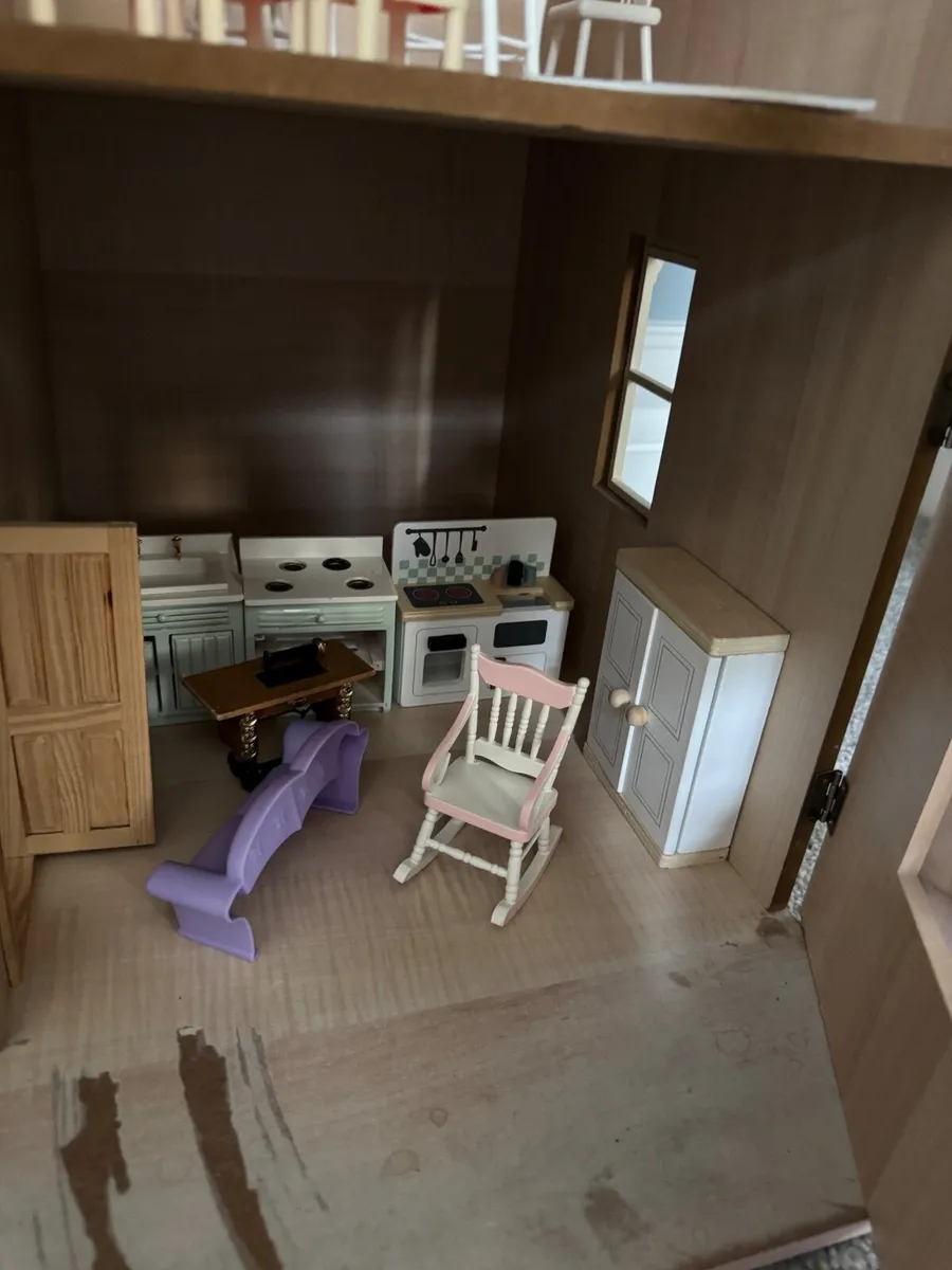 Solid timber dolls house - Image 3