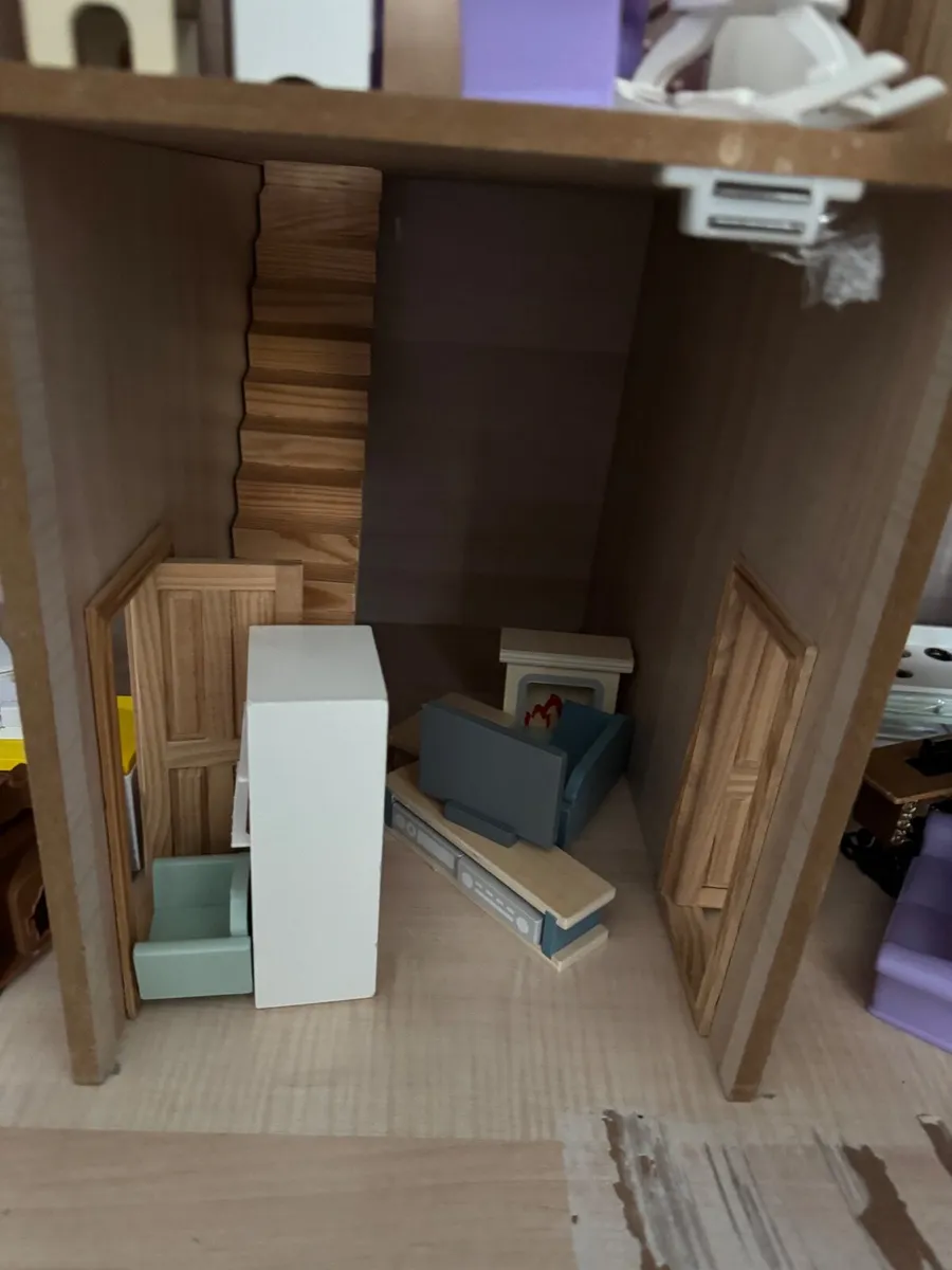 Solid timber dolls house - Image 4