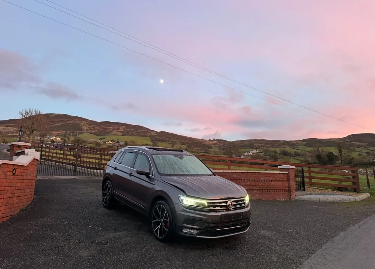 2017 Volkswagen Tiguan SEL - Image 2