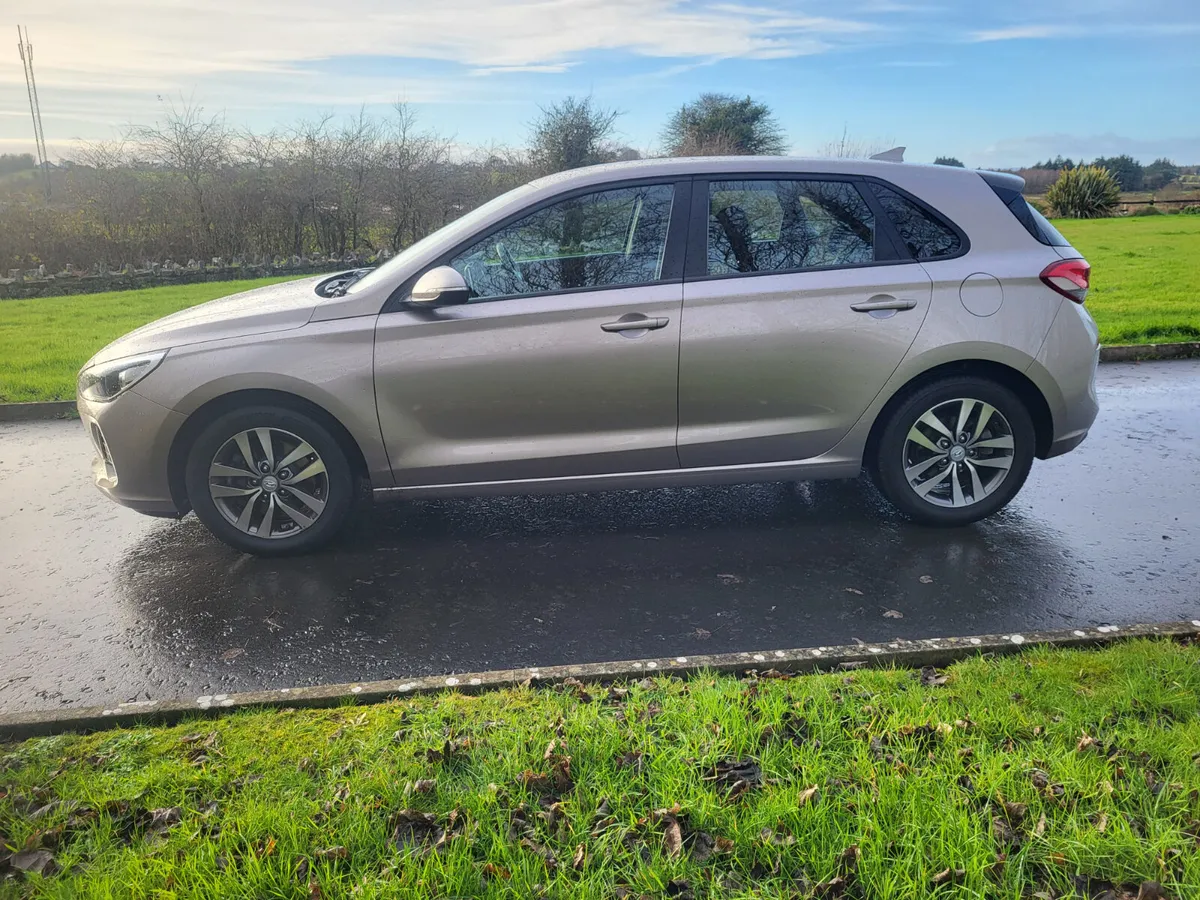 Hyundai i30  petrol   Deluxe  2017 - Image 3