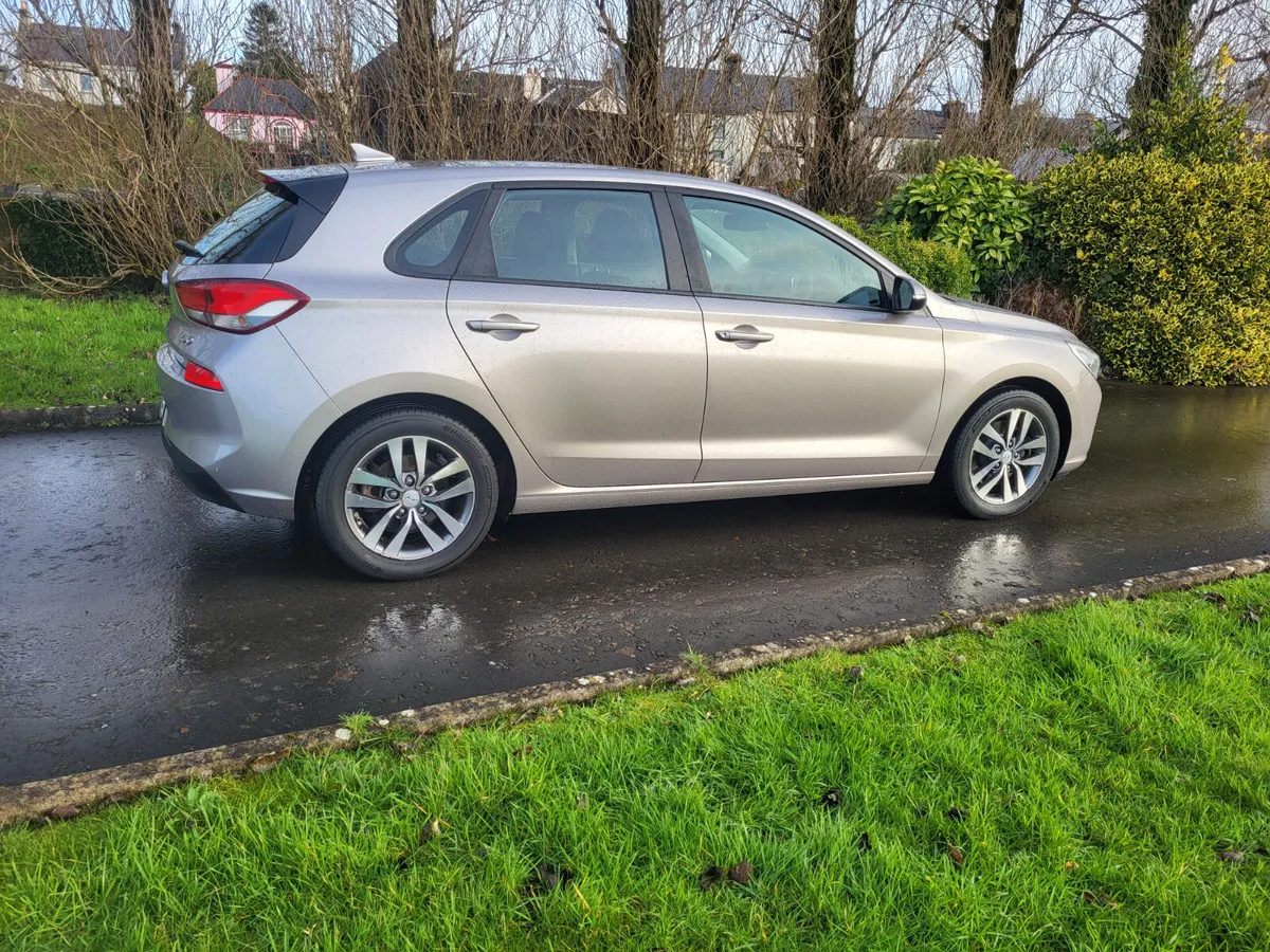 Hyundai i30  petrol   Deluxe  2017 - Image 2