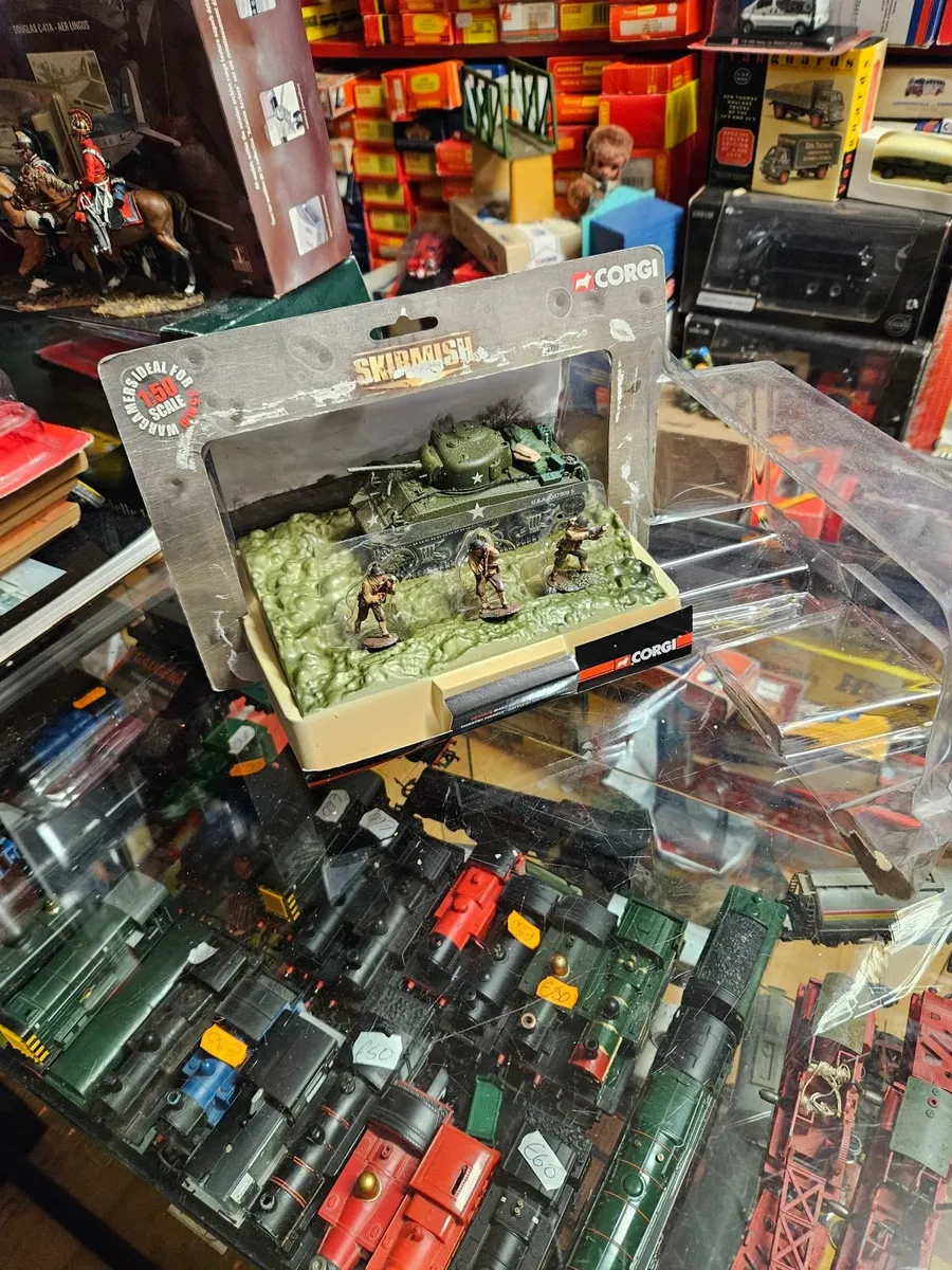 Corgi Skirmish Sherman Tank - Image 3