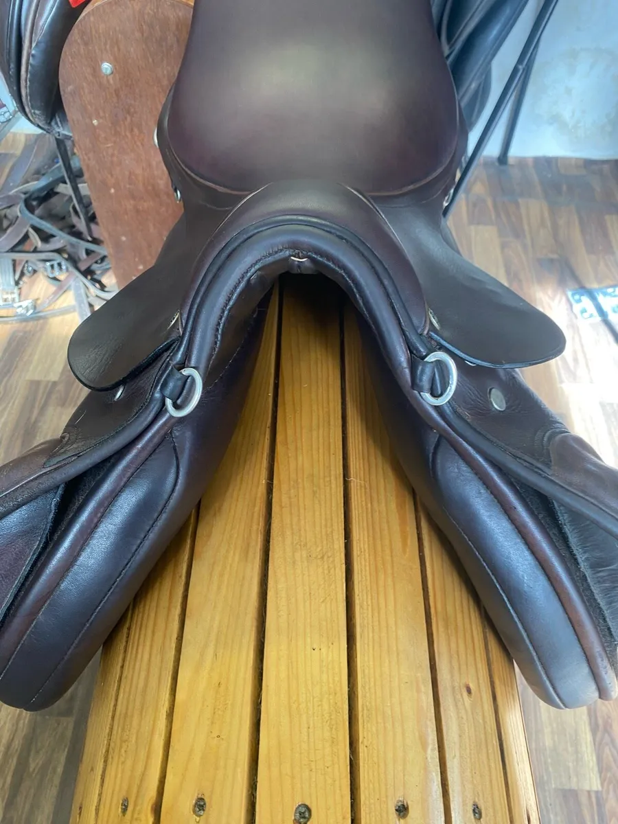 St Raphael sellier jump saddle 18” - Image 4