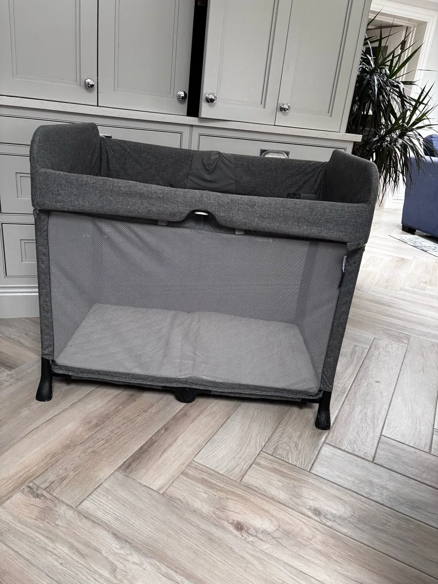 Bugaboo Stardust Travel Cot Grey - Image 2