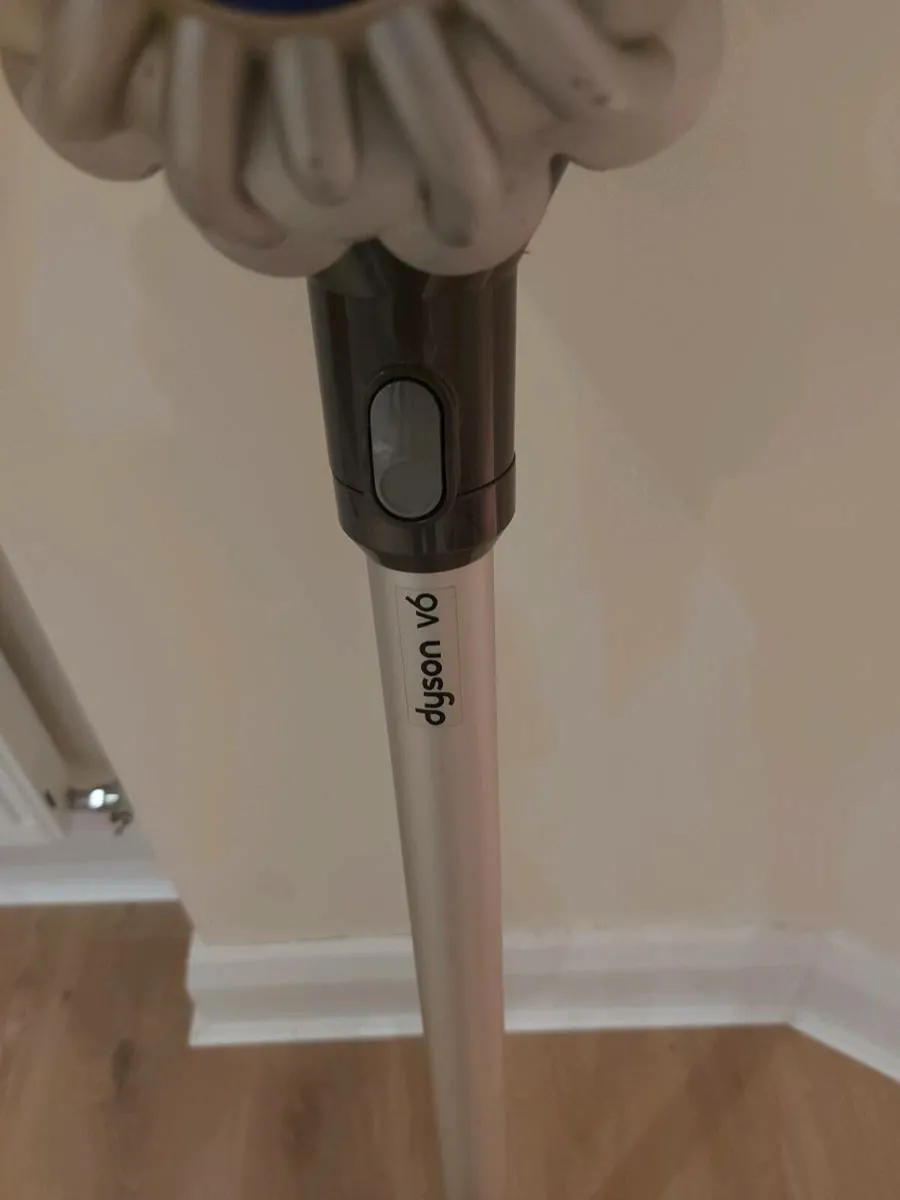 Dyson v6 - Image 2
