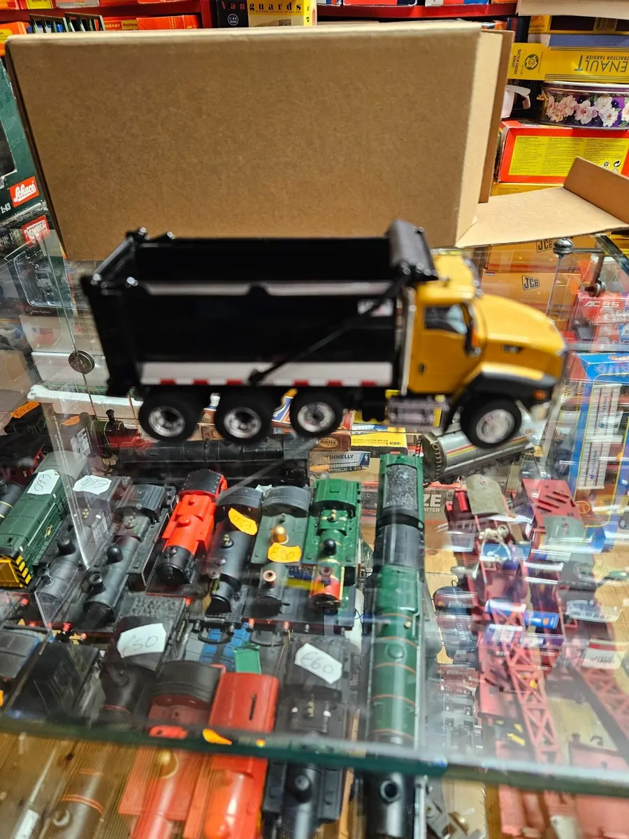 Corgi Diecast Master Caterpillar Tipper - Image 2