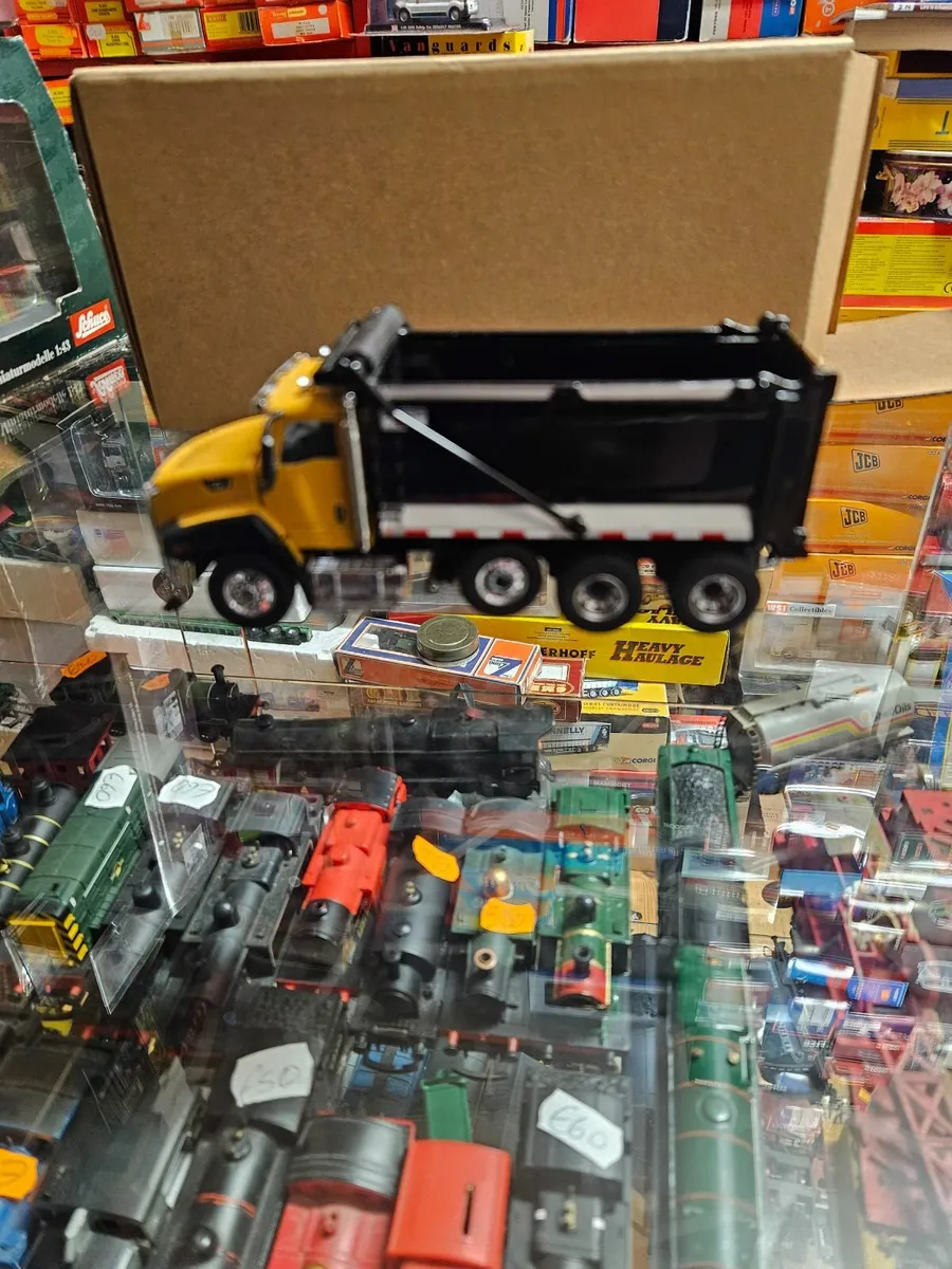 Corgi Diecast Master Caterpillar Tipper - Image 3