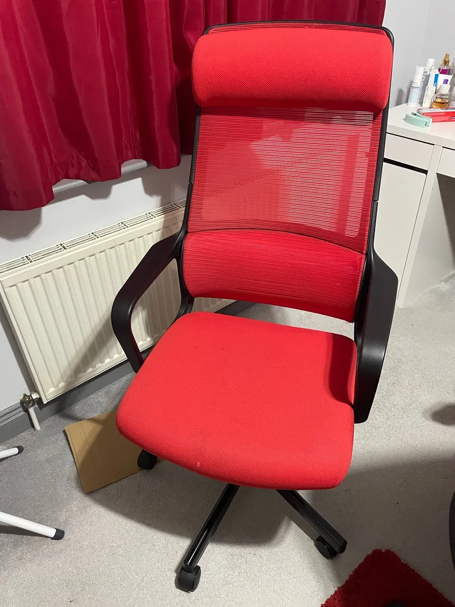Red office chair - Image 1