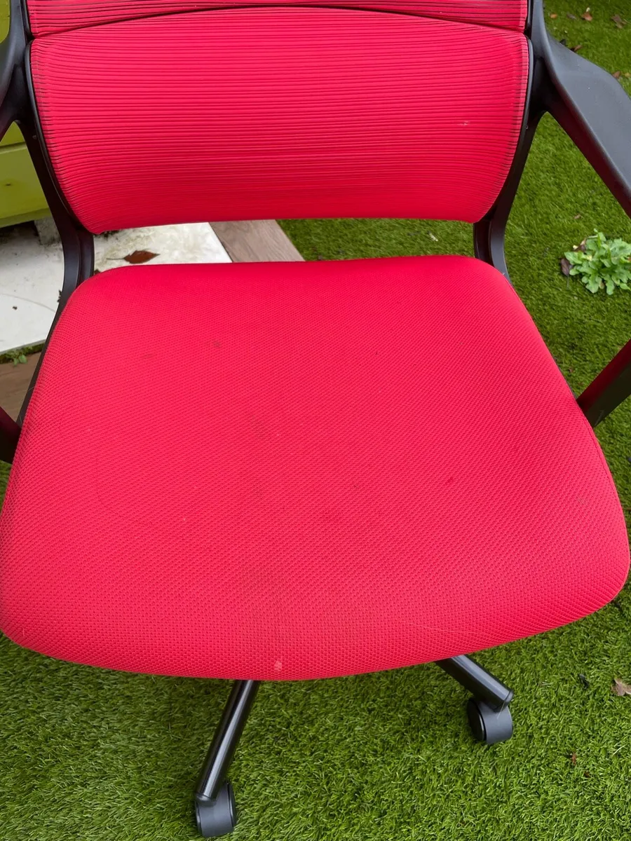 Red office chair - Image 2