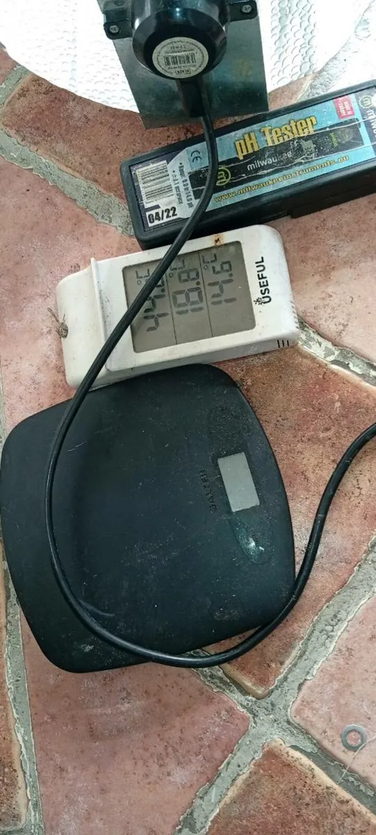 2 grow lights , carbon filter, - Image 1