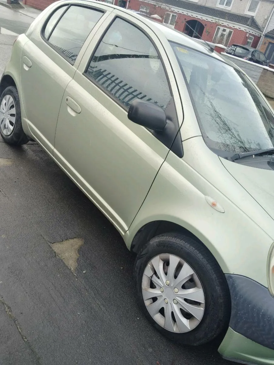 ,TOYOTA YARIS 2002 - Image 2