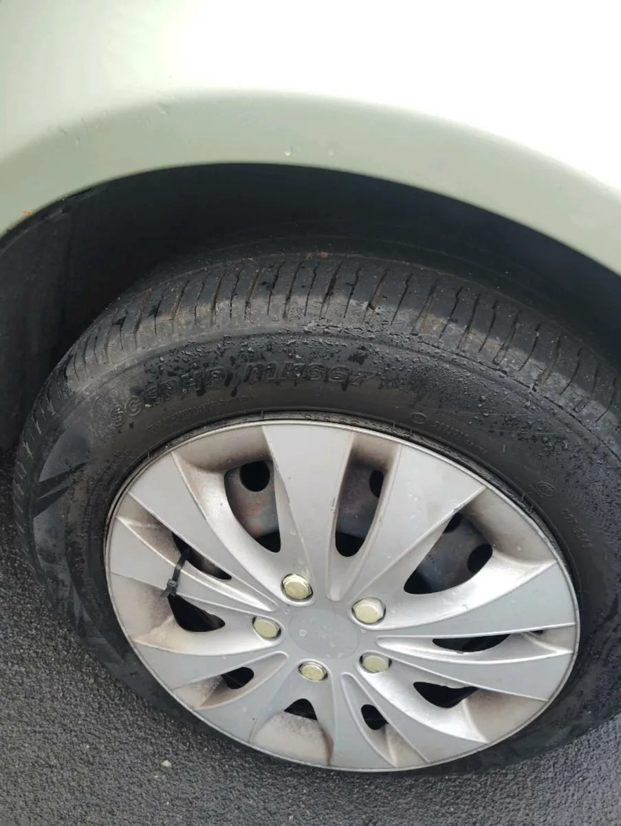 ,TOYOTA YARIS 2002 - Image 3