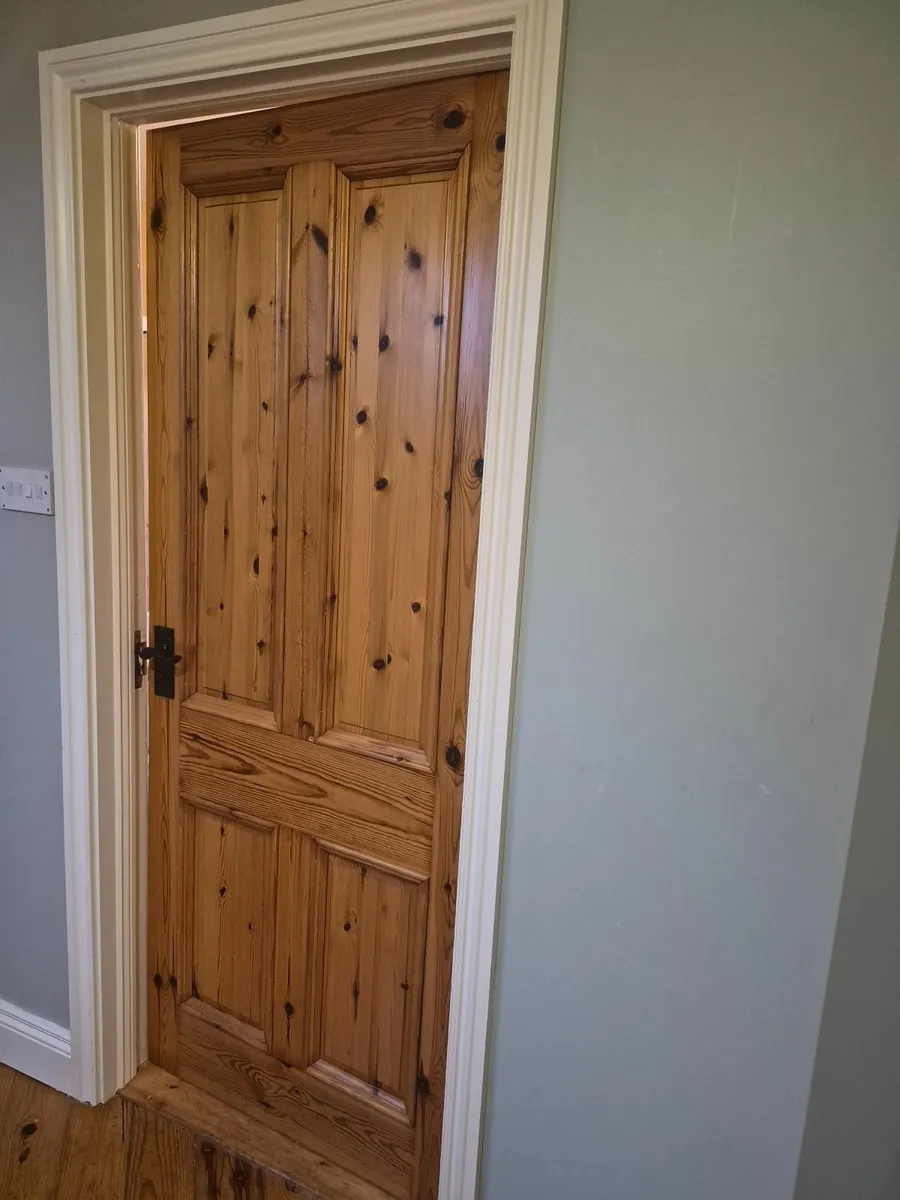 7 solid pine doors with handles and hinges - Image 1
