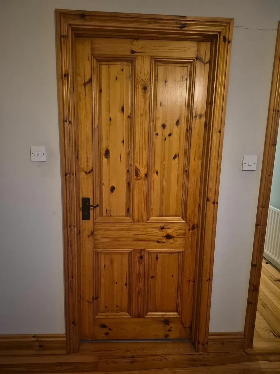 7 solid pine doors with handles and hinges - Image 3